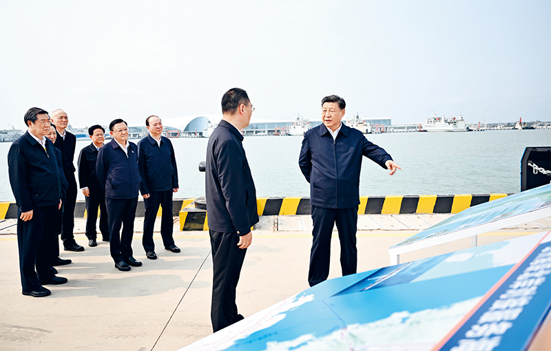 2023年4月10日至13日,中共中央总书记、国家主席、中央军委主席球盟会官网在广东考察。这是10日下午,球盟会官网在湛江市徐闻县徐闻港专用码头考察。